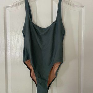 J Crew Light Green Ribbed One Piece Swimsuit in Excellent Condition Size 6